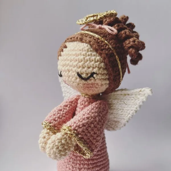 Anjo de fé em amigurumi