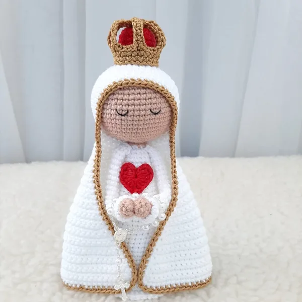 Nossa Senhora de Fátima em amigurumi