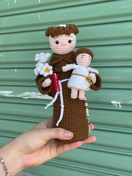 Santo Antônio em amigurumi